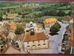 23 - CHASTELUS MALVALEIX - La Halle Surmontée D'une Horloge. (Vue Aérienne Du Centre Du Bourg) CPSM - Chatelus Malvaleix