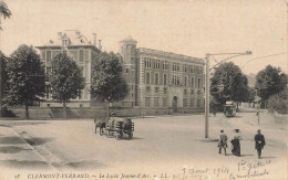 Clermont Ferrand * Place Et Le Lycée Jeanne D'arc * Tram Tramway * Attelage - Clermont Ferrand