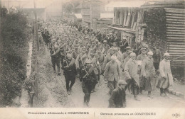 Compiègne * Les Prisonniers Allemands Défilant Dans Une Rue * Ww1 Guerre 1914 1918 Militaria - Compiegne