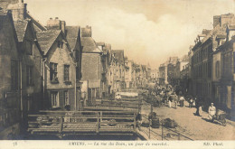 Amiens * Carte Photo * La Rue Du Dom , Un Jour De Marché * Foire * Passerelle - Amiens