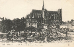 Amiens * Vue Sur La Cathédrale Et Le Marché Sur L'eau * Foire - Amiens