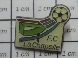 511A Pin's Pins / Beau Et Rare / SPORTS / CLUB FOOTBALL FC LA CHAPELLE - Football