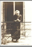 CPM - Marie Curie - Sur Le Balcon De Son Laboratoire - Famous Ladies