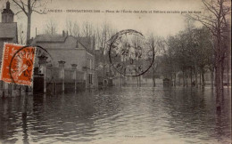 ANGERS       ( MAINE ET LOIRE )  INONDATIONS 1910 . PLACE DE L ' ECOLE DES ARTS ET METIERS ENVAHIE PAR LES EAUX - Overstromingen