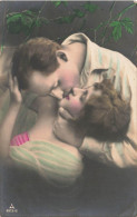 COUPLES - Couple S'embrassant - Fantaisie - Carte Postale Ancienne - Paare