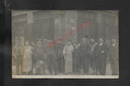 CARTE PHOTO DEVANTURE RESTAURANT DUPAYET PERSONNAGES ANGLE DES RUES SUCHET ET DE SEZE À PARIS À LA BELLE ÉPOQUE : - Ristoranti