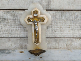 Ancien Crucifix Bénitier Albâtre Croix Métal Et Laiton XIXe Religieux - Religieuze Kunst