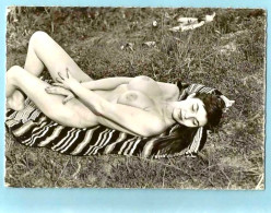 Photo Personnage Femme Nue Couverture Sur L'herbe - Ohne Zuordnung