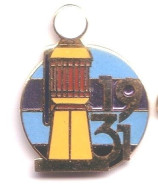 K93 Pin's Pétrole Carburant Elf Total Ancienne Pompe 1931 Qualité Egf  Achat Immédiat - Kraftstoffe