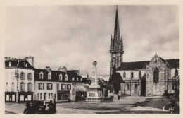 LANDIVISIAU (Finistère): Place De L'Eglise Et Monument Aux Morts - Landivisiau