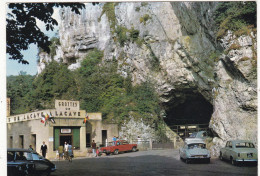 46. LACAVE. CPSM. ENTREE DES GROTTES ET LE ROCHER. VOITURES DS CITROEN 403 PEUGEOT.. - Lacave