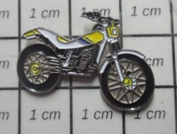 511A Pin's Pins / Beau Et Rare / MOTOS / PETITE MOTO DE CROSS JAUNE ET BLANCHE - Motos