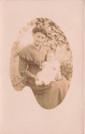 ENFANTS - Un Bébé Au Bras De Sa Mère - Carte Postale Ancienne - Portraits