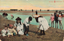 ENFANTS - Sanddiggers - Ders Enfants à La Plage - Colorisé - Animé - Carte Postale Ancienne - Gruppi Di Bambini & Famiglie