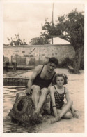 ENFANTS - Une Fille Avec Son Père Au Bord De La Piscine - Carte Postale Ancienne - Portraits