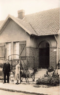 ENFANTS - Un Enfant Devant La Maison Avec Ses Parents - Carte Postale Ancienne - Portraits