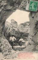 FRANCE - Du Pouliguen à Batz - Visiteurs Dans Les Grottes - Carte Postale Ancienne - Le Pouliguen