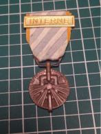 MÉDAILLE DE LA DEPORTATION ET DE L'INTERNEMENT POLITIQUE 1940/45 AVEC AGRAFE - Frankrijk