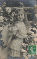 ENFANTS - Une Petite Fille Dans Le Jardin - Carte Postale Ancienne - Portraits