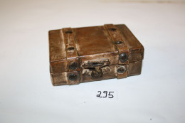 C295 Ancienne Boite Miniature Représentant Une Valise - Materiales