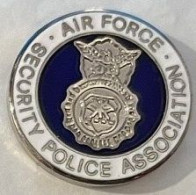 AIR FORCE - SECURITY POLICE ASSOCIATION - BADGE - POLIZEI - POLICIA -         (ROUGE) - Police