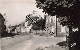 CPA 72 0034 MALICORNE - Rue Victor HUGO - Carte Photo à Bords Dentelés Animée Vieille Voiture écrite Et Circulée - Malicorne Sur Sarthe