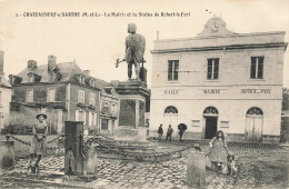 Chateauneuf Sur Sarthe * Place De La Mairie Et La Statue De Robert Le Fort - Chateauneuf Sur Sarthe