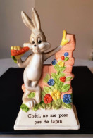 Figurine Biscuit Céramique Bugs Bunny Looney Toons Warner Bros Inc. 1981 "Chéri, Ne Me Pose Pas De Lapin" H.13 Cm - Autres & Non Classés