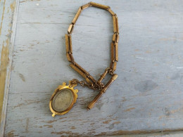 Delcampe - Ancien Pendentif Reliquaire Religieux Métal Doré Médaillon - Religious Art