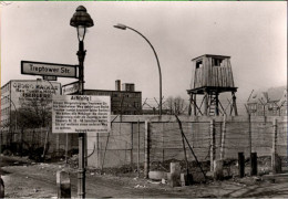 ! S/w Ansichtskarte Berlin, Berliner Mauer, Neukölln, Treptower Straße - Berlijnse Muur