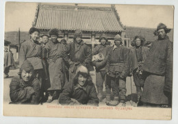 01049*CHINA*CHINESE NEAR THE SHRINE IN FUDYATUN VILLAGE - Asien