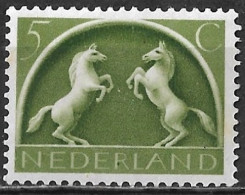 Groene Stip In De R Van NedeRland In 1943-44 Germaanse Symbolen 5 Ct Groen NVPH 411 Postfris - Variedades Y Curiosidades