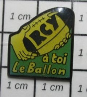 210c Pins Pin's / Rare & Belle Qualité THEME SPORTS / CLUB DE RUGBY RCY YERRES ? A TOI LE BALLON - Rugby
