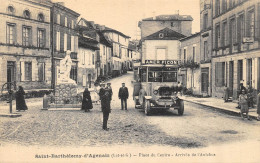 CPA 47 SAINT BARTHELEMY D'AGENAIS PLACE DU CENTRE ARRIVEE DE L'AUTOBUS  Impeccable Très Belle - Andere & Zonder Classificatie