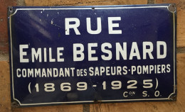 Plaque De Rue Émaillée - POMPIERS - RENNES - Rue Emile Besnard, Commandant Des Sapeurs Pompiers (1869-1925) - Targhe Smaltate (a Partire Dal 1961)