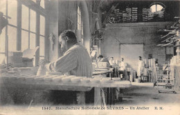 Sèvres .     92       Manufacture.   Un Atelier  Touneur Potier       N° 1547 (voir Scan) - Sevres