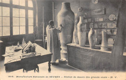 Sèvres .     92       Manufacture.   Un Atelier  De Dessin Des Grands Vases       N° 1818  (voir Scan) - Sevres