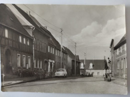 Roitzsch, Kr. Bitterfeld, Wilhelm-Pieck-Str., Fahrräder, PKW Trabant, 1976 - Bitterfeld