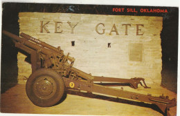 Night View Of Key Gate    Main Entrance To Fort Sill, Oklahoma - Otros & Sin Clasificación