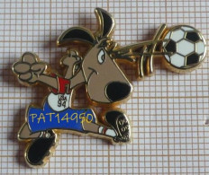 PAT14950 FOOTBALL STRIKER LA MASCOTTE  COUPE DU MONDE DE FOOT USA 94 En Version ZAMAC STARPIN'S - Football