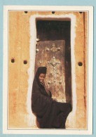 Mauritanienne Assise Sur Le Pas De Sa Porte à Oualata - Mauretanien