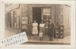 On Pose Devant Une Epicerie - Mercerie  " L' EPARGNE " à Localiser    ( Photo 14 Cm X 9 Cm ) - Da Identificare