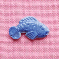 Feve Ancienne Plate Moyet Perrin Poisson Biscuit Bleu Emaillé Porcelaine - Antiche