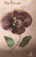 Surréalisme - Carte Photo Montage - Homme Et Femme Dans Une Fleur - Une Pensée - Photographs