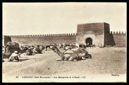 A67  MAROC CPA TIZNIT - LES REMPARTS ET LE SOUK - Verzamelingen & Kavels