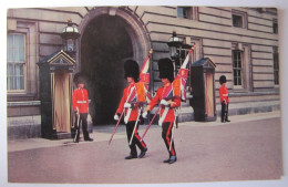ROYAUME-UNI - ANGLETERRE - LONDON - Buckingham Palace - Changing The Guards In The Forecourt - Buckingham Palace