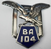 INSIGNE ARMEE DE L'AIR BA 104. Base Aérienne 104. DUGNY Le Bourget. FABRICANT DRAGO - Armée De L'air