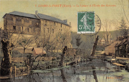 CPA  27 LYONS LA FORET LA LIEURE ET L'ECOLE DES GARÇONS  Colorisée Glacée   Belle ! - Lyons-la-Forêt