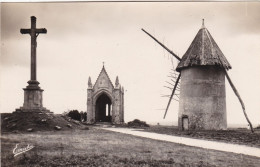 85. LES HERBIERS. LE MONT DES ALOUETTES.CPA.CHAPELLE CALVAIRE ET VIEUX MOULIN.HISTOIRE DES GUERRES DE VENDEE.ANNEES 50 - Les Herbiers