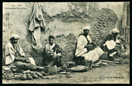 A67  MAROC CPA FEZ - CORDONNIERS MAROCAINS - Verzamelingen & Kavels